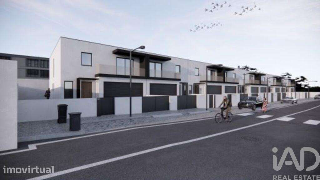 Casa / Villa T3 em Santa Maria da Feira, Travanca, Sanfins e Espargo d