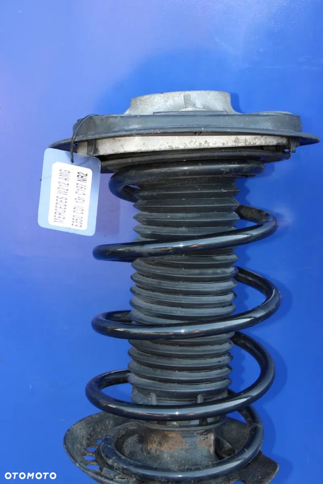 Amortyzator spręzyna przedni przód prawy = lewy OE Mercedes W212 A2123209738  do Mercedes W212 Lift E350 2013r Kombi pakiet  AVANTGARDE      Rocznik 2013 model e350  pakiet AMG     Silnik  642852 M642 V6 3.5 cdi  272 KM (200 kW)     Skrzynia biegów 722.903     197   czerń obsydianu - lakier metaliczny     241A Skóra - czerń / antracyt     244 Sportowe fotele z przodu     277    Kierownica sportowa     486    Zawieszenie sportowe znaków drogowych     631   Reflektory LED statyczne     608  Automatic High Beam Switch (IHC)     772  AMG-Styling - spojler przedni, progi boczne  AP0826 (2) - 4