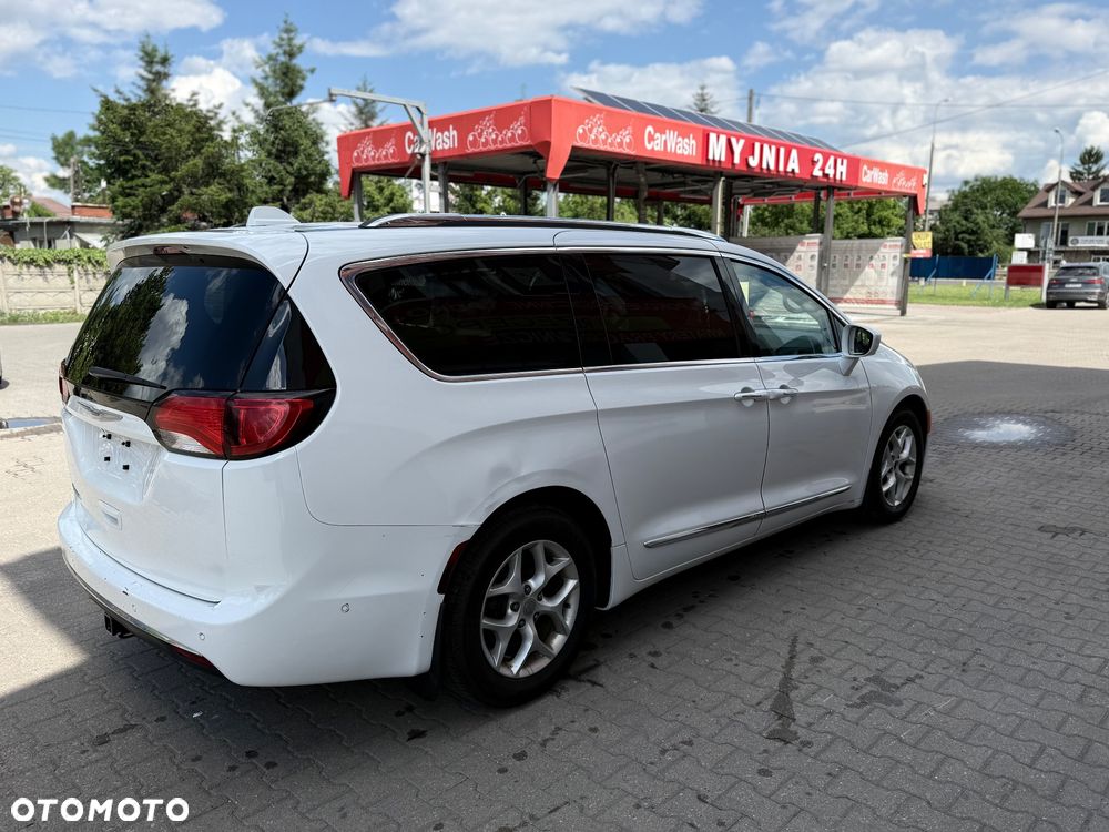 Chrysler Pacifica - 2