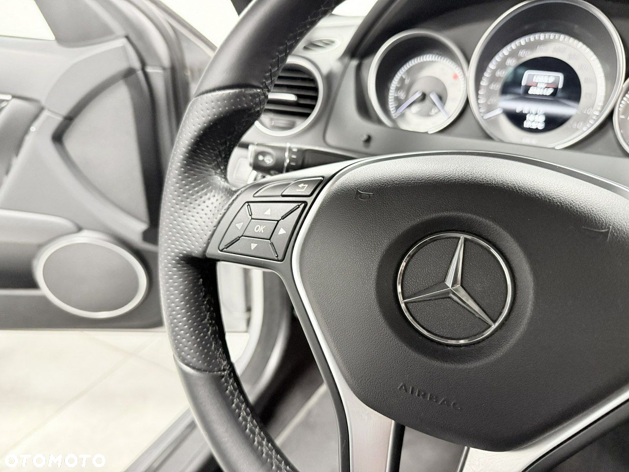 Mercedes-Benz Klasa C 200 CDI DPF (BlueEFFICIENCY) 7G-TRONIC Avantgarde - 16