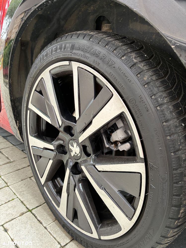 Peugeot 208 1.2 L PureTech STT EAT8 GT Line - 10