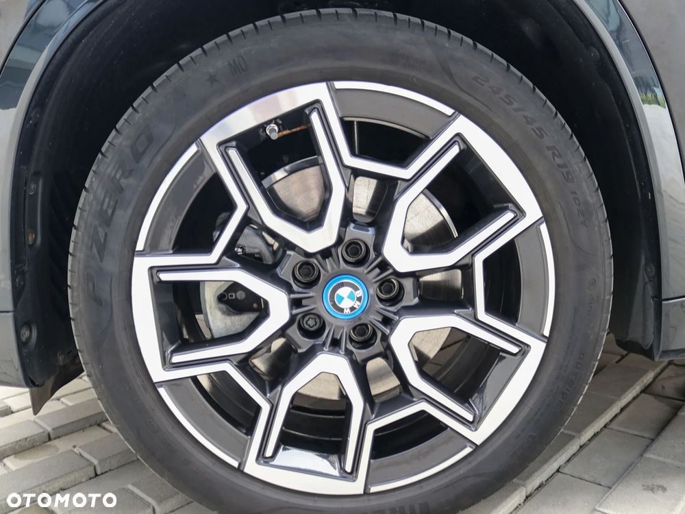 BMW iX - 23