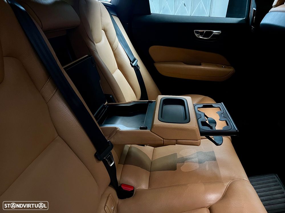 Volvo XC 60 2.0 T8 PHEV Momentum Plus AWD - 19