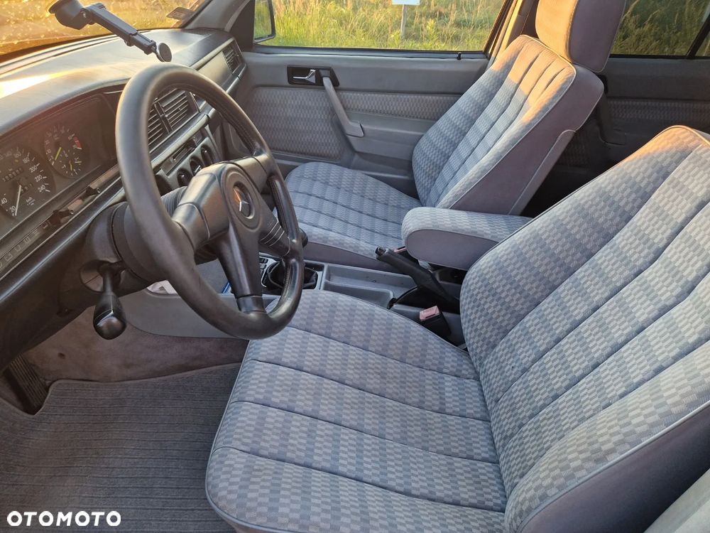 Mercedes-Benz W201 (190) - 17