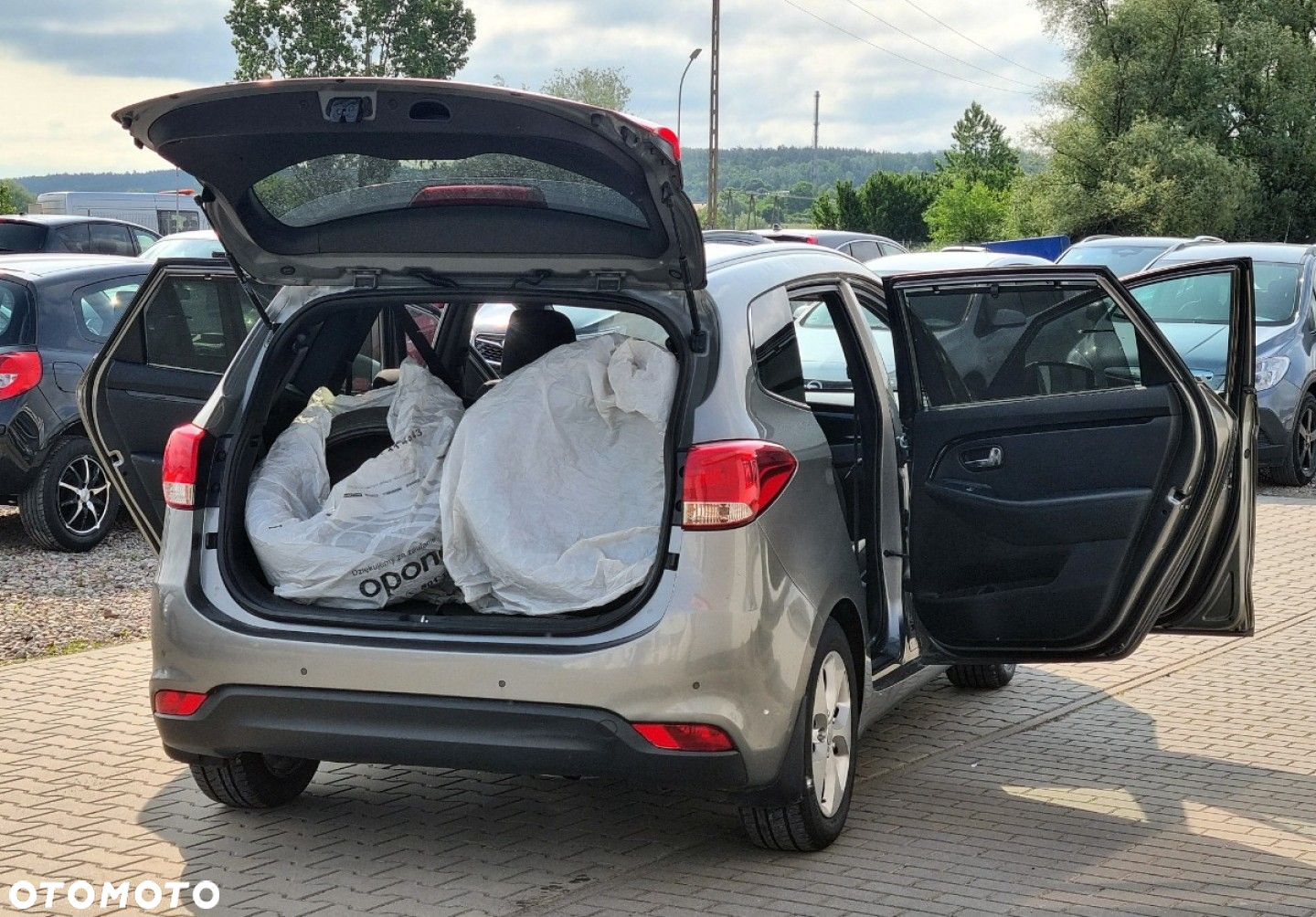 Kia Carens - 26
