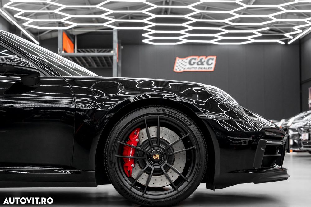 Porsche 911 Carrera 4 GTS PDK - 8