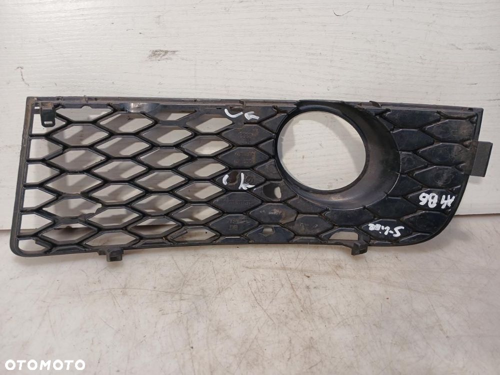 KRATKA W ZDERZAK ZAŚLEPKA HALOGENU PRAWA AUDI A4 B6 S-LINE 8E0807682C - 2