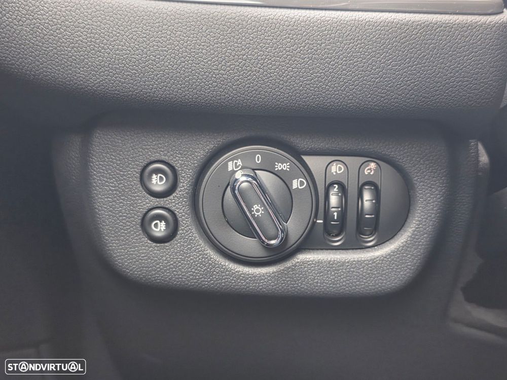 MINI Clubman Cooper D Premium Essential Auto - 18