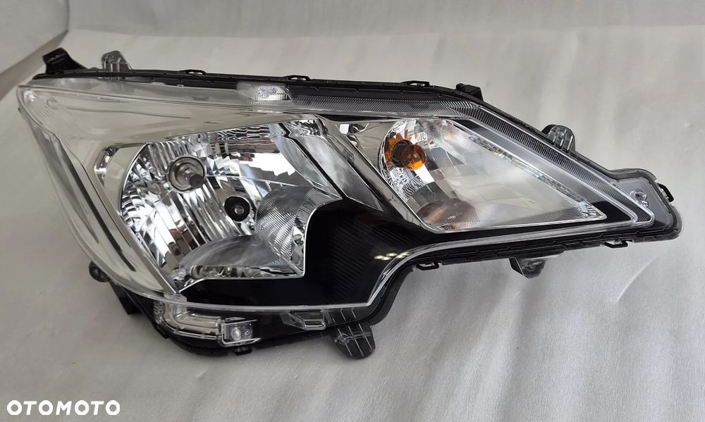 LAMPA PRAWA PRZÓD MITSUBISHI SPACE STAR LIFT 2019- STANLEY W5335 - 2