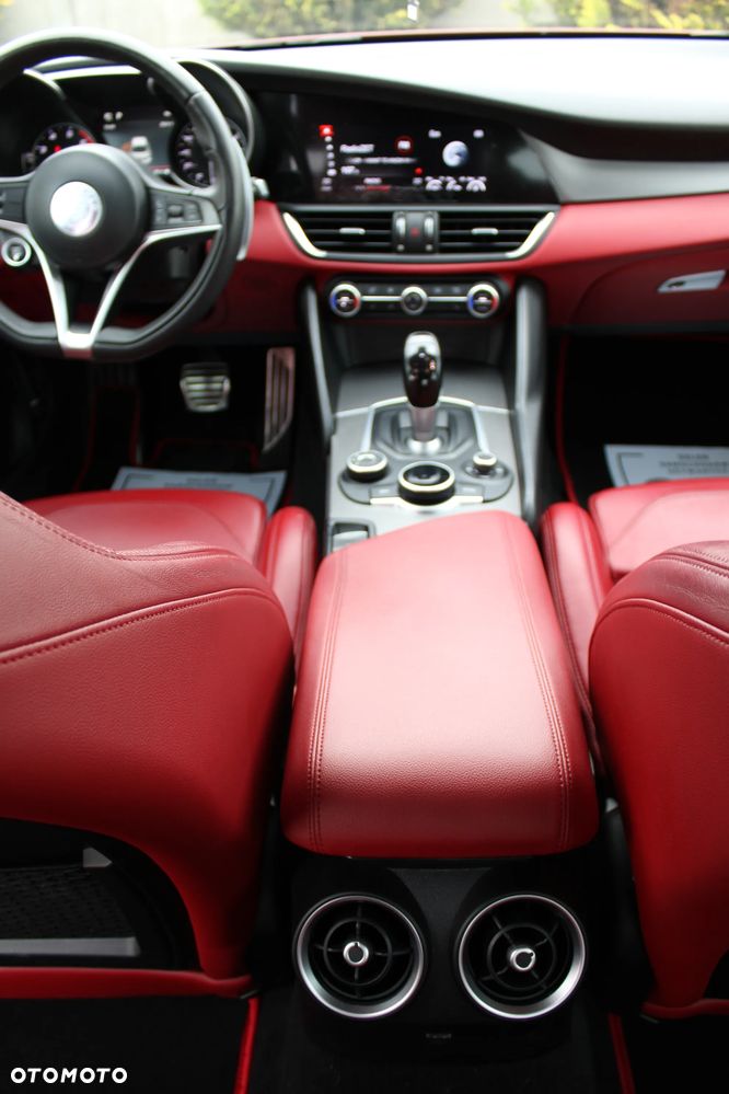Alfa Romeo Giulia 2.0 Turbo 16V AT8-Q4 Veloce Ti - 24