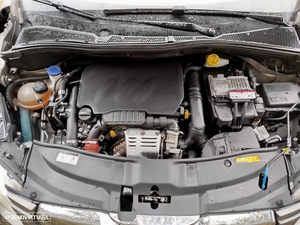 Peugeot 2008 1.2 PureTech Allure EAT6 - 37