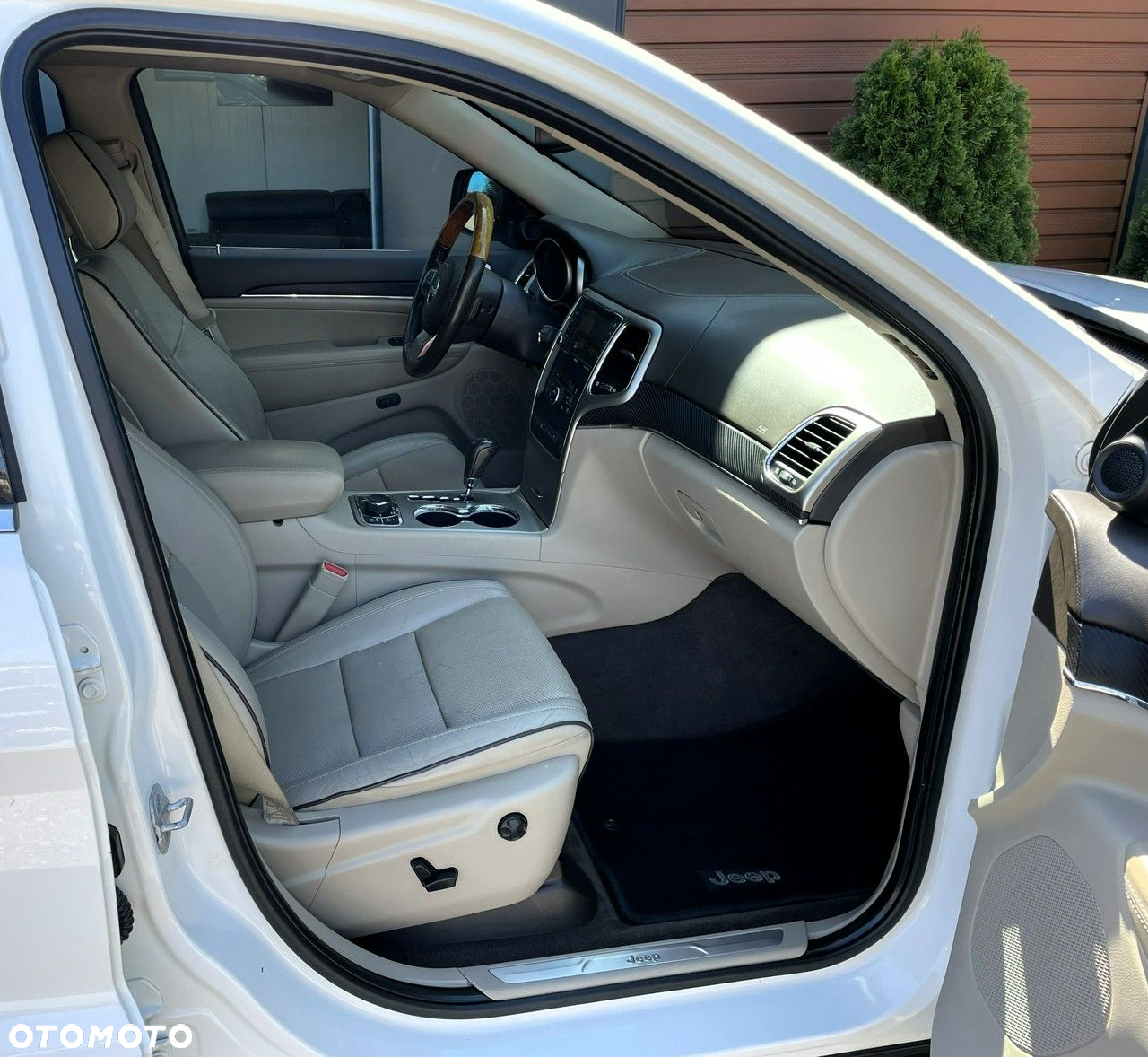 Jeep Grand Cherokee - 24