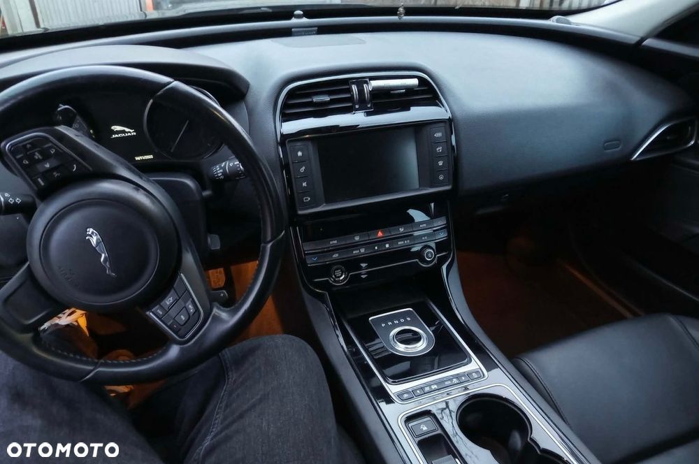 Jaguar XE 2.0 T Portfolio - 16