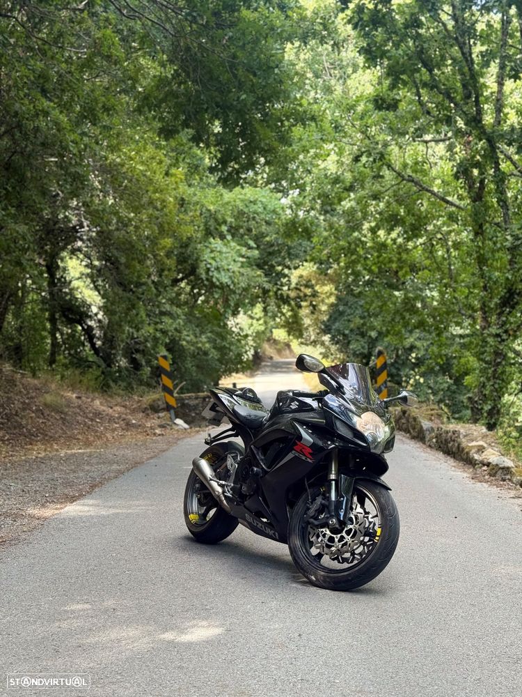 Suzuki GSX-R K7 - 1