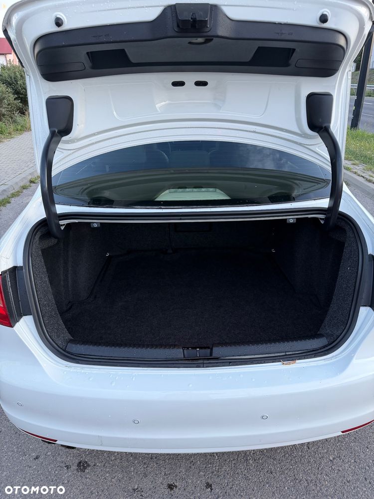 Volkswagen Jetta 2.0 TDI DSG Highline - 32