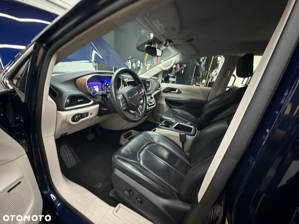 Chrysler Pacifica - 16