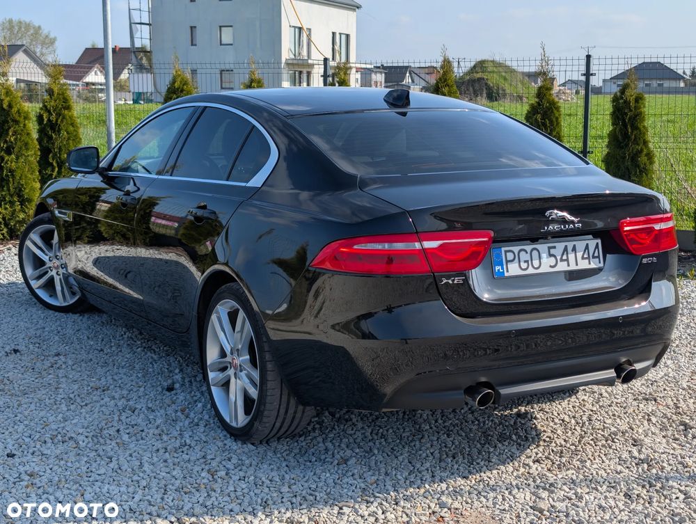 Jaguar XE 2.0 T Prestige - 11