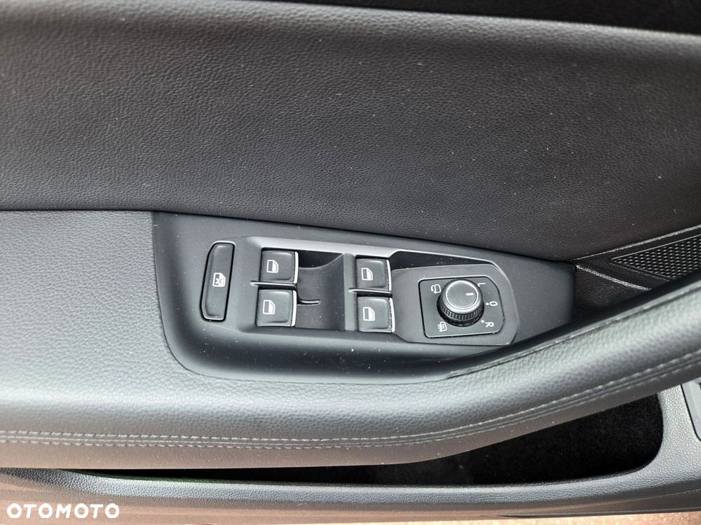 Volkswagen Passat Variant 2.0 TDI SCR 4Motion DSG Elegance - 16