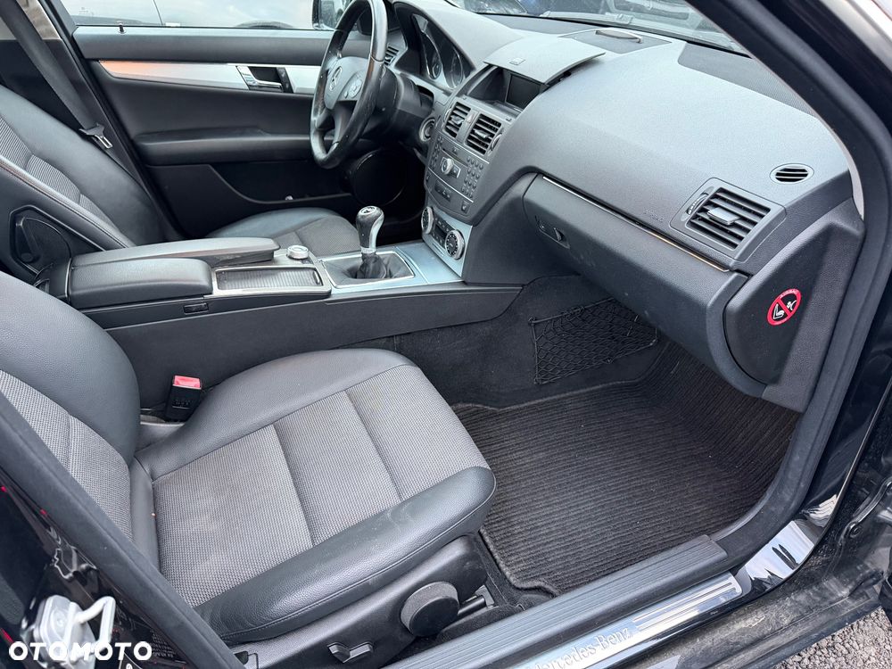 Mercedes-Benz Klasa C 180 CGI BlueEFFICIENCY Avantgarde - 14