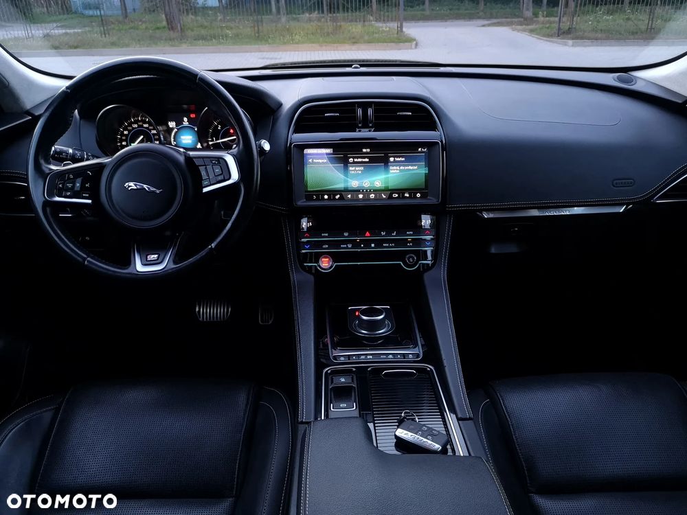 Jaguar F-Pace 20d AWD R-Sport - 40