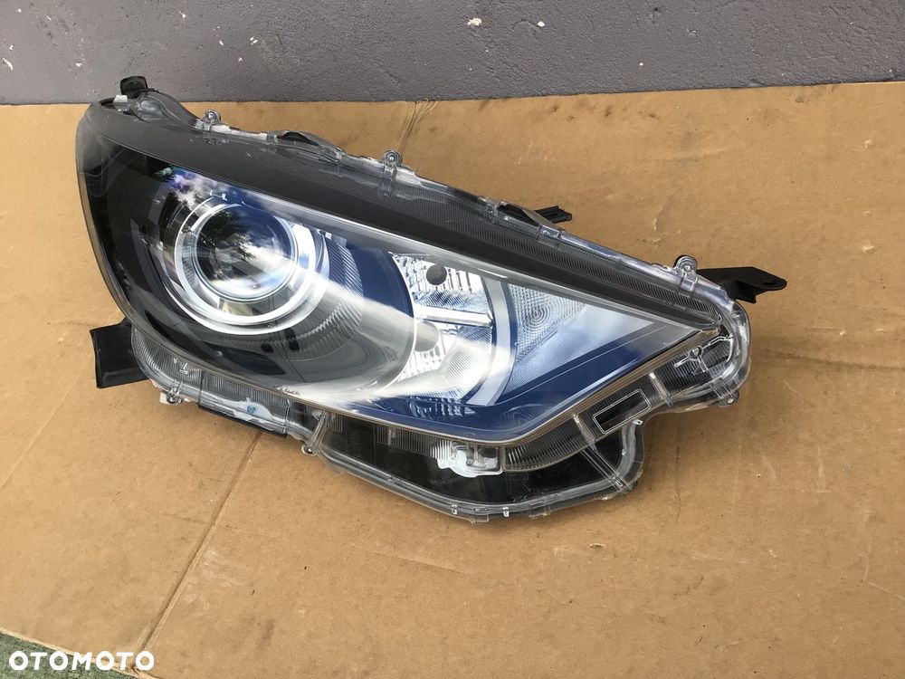 Lampa przednia prawa Toyota Yaris lV 4 soczewka