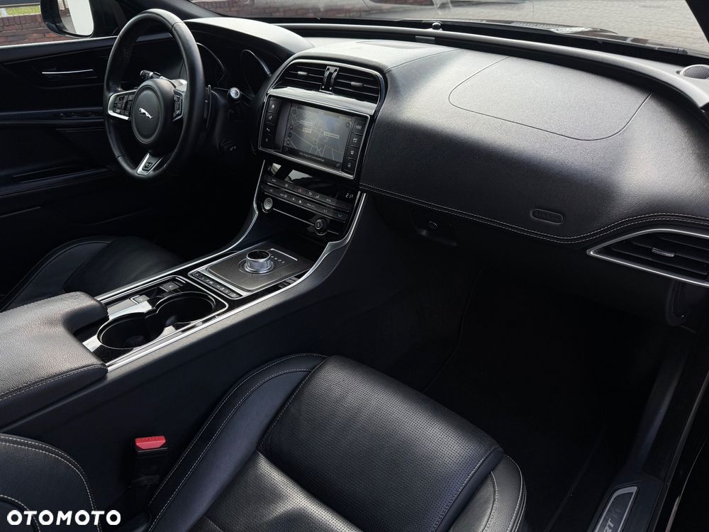 Jaguar XE D200 R-Dynamic SE - 20