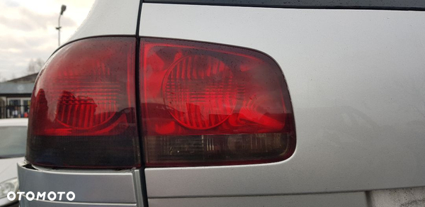 VW TOUAREG 7L LAMPA NA KLAPĘ LEWA