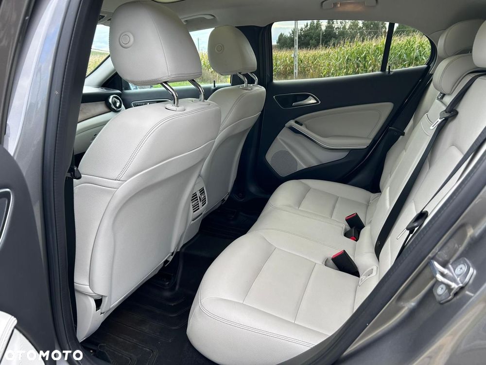 Mercedes-Benz GLA 250 4Matic 7G-DCT UrbanStyle Edition - 23
