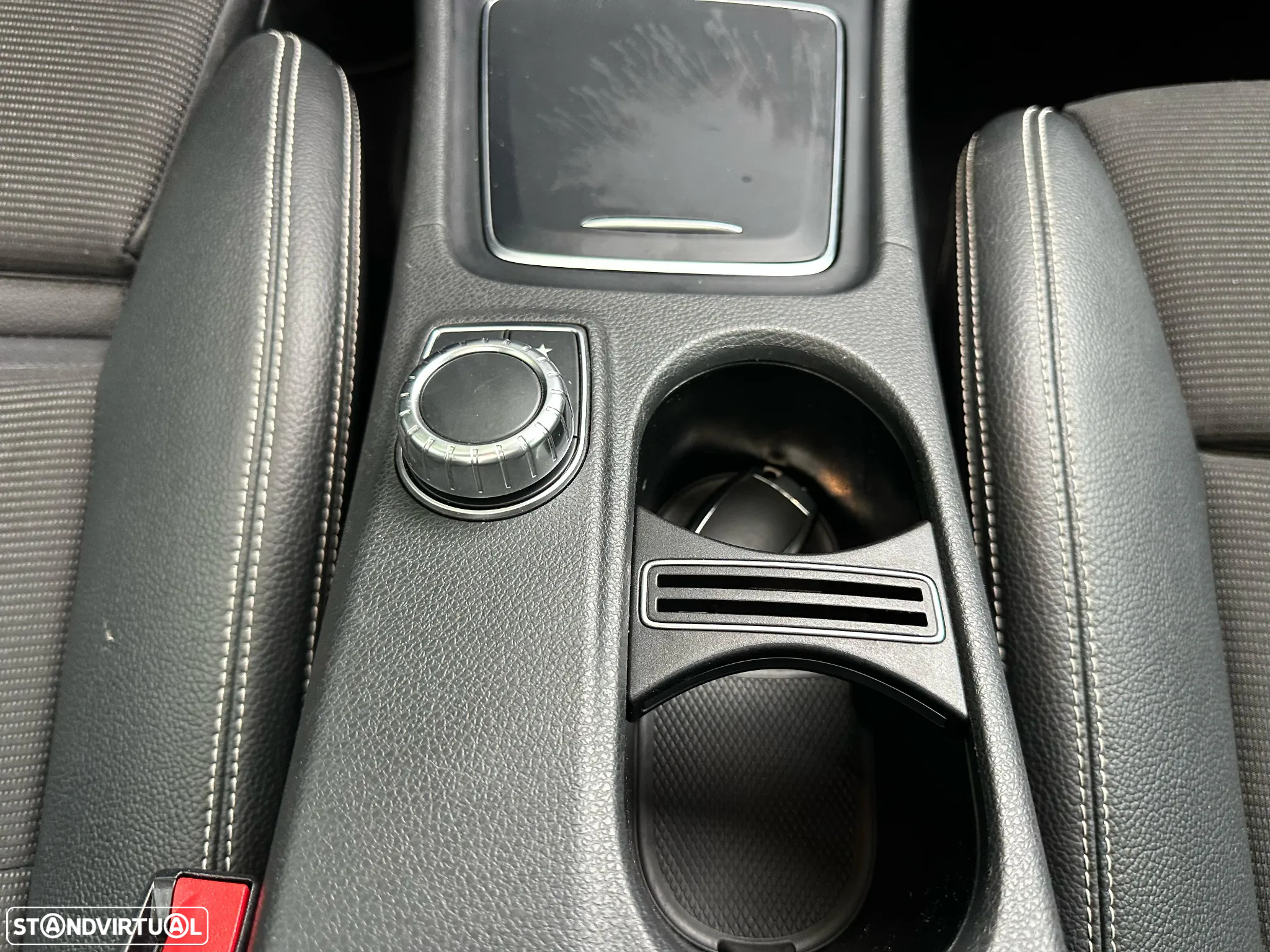 Mercedes-Benz GLA 220 4Matic 8G-DCT Special Edition - 31