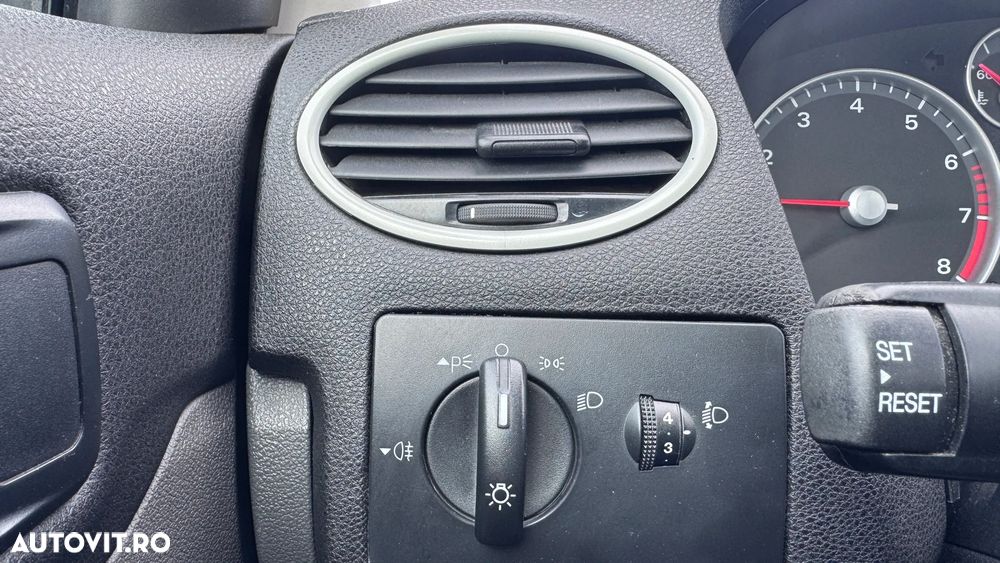 Ford Focus 1.6 Ambiente - 9