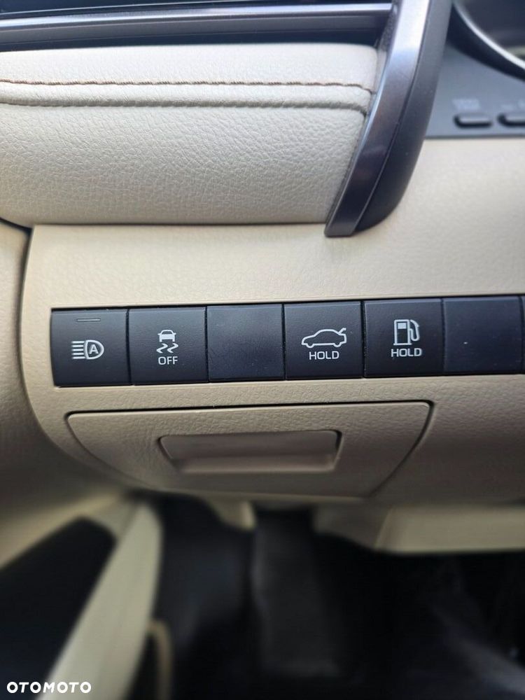 Toyota Camry 2.5 Hybrid Executive CVT - 21