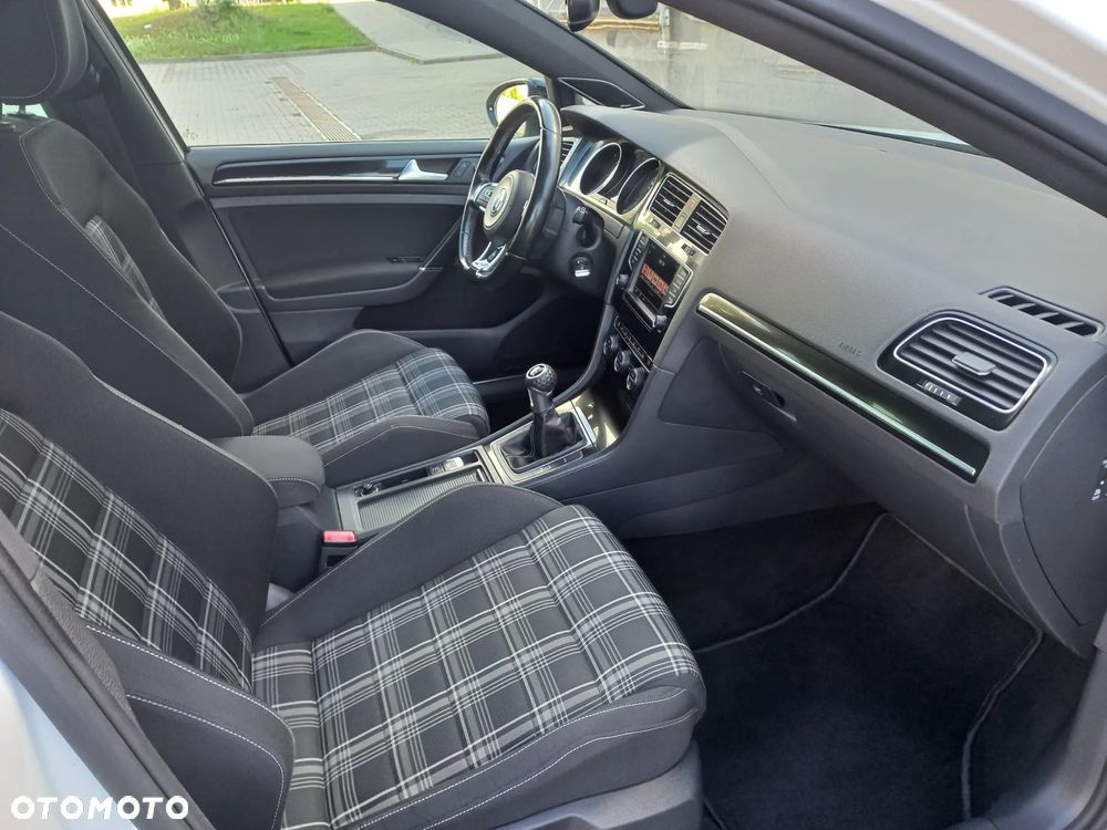 Volkswagen Golf - 31