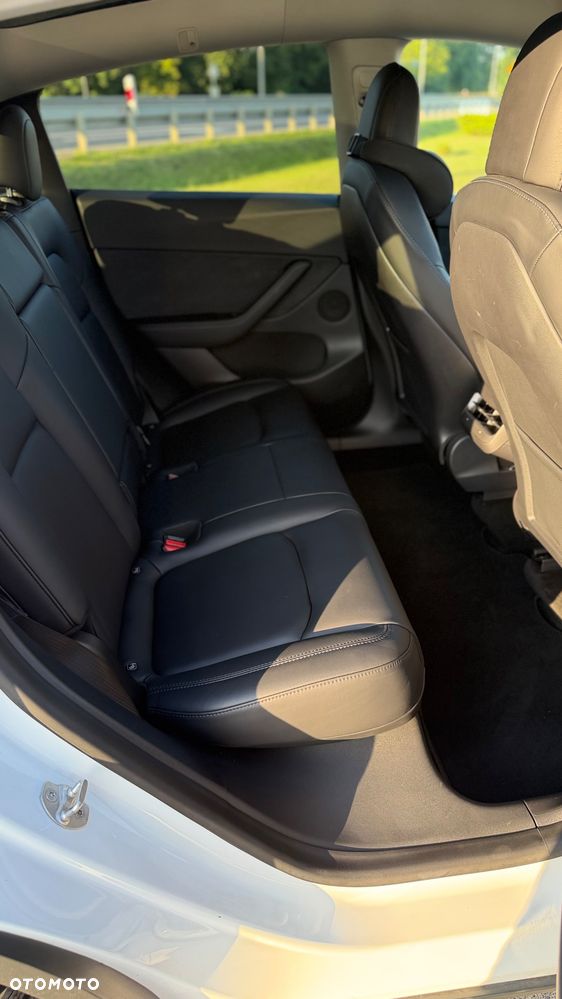 Tesla Model Y Long Range AWD - 17