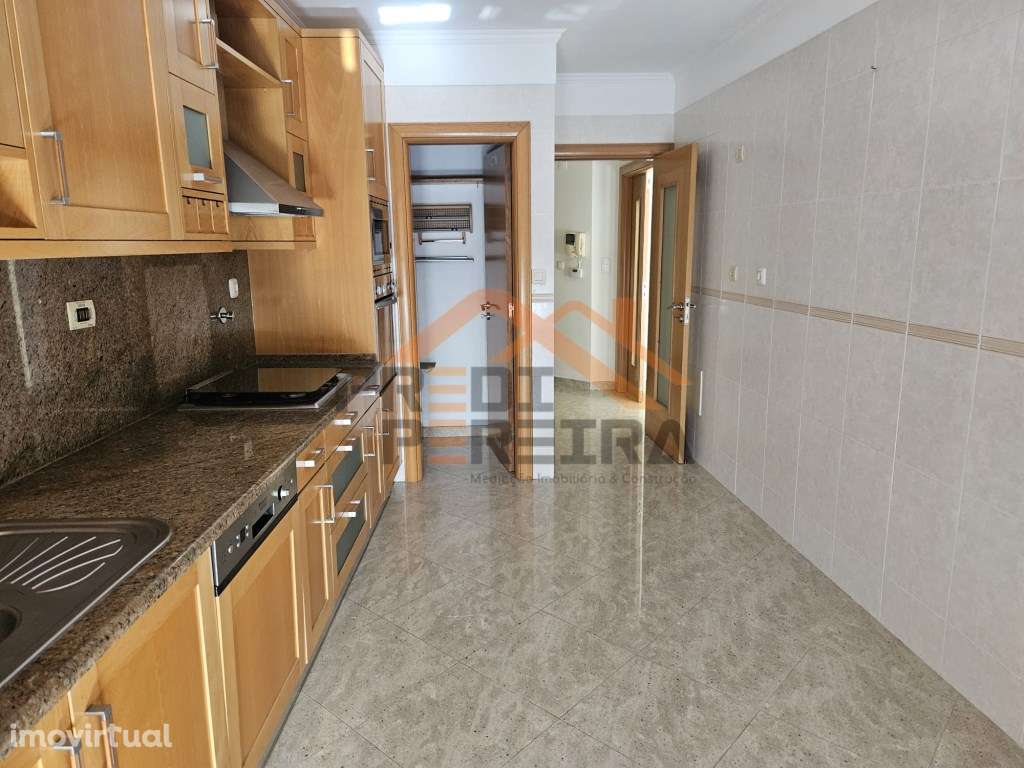 Situado na Urbanização Colinas do Cruzeiro, apartamento T3 com box ... - Grande imagem: 2/30