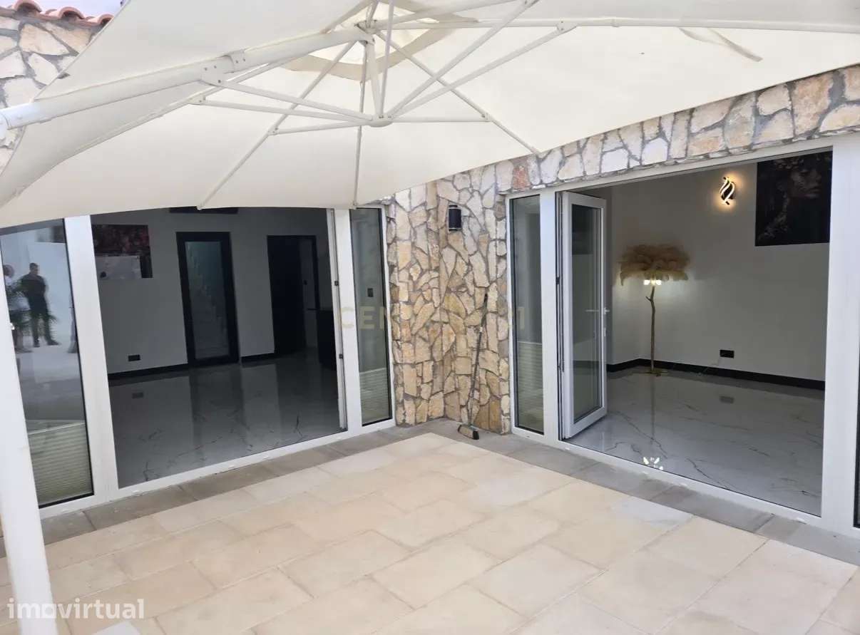 Moradia de Luxo Renovada com Piscina, Vista Mar e estúdio para Rentabi - Grande imagem: 4/35