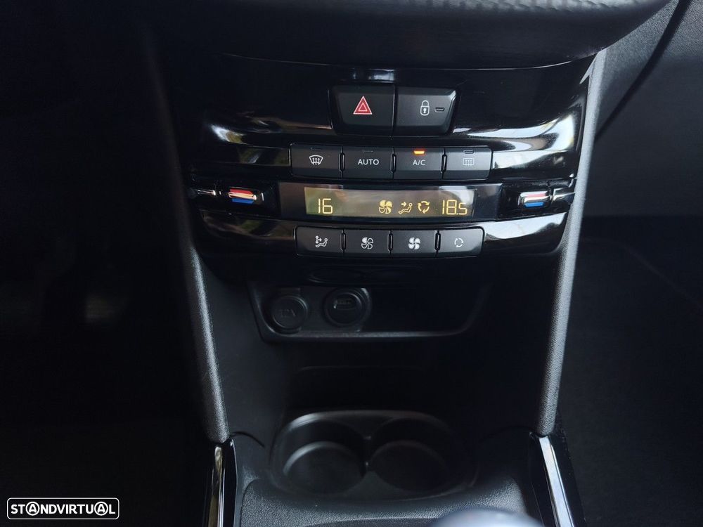 Peugeot 2008 1.2 PureTech Signature — fotografia 6