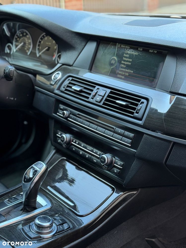 BMW Seria 5 528i xDrive - 29