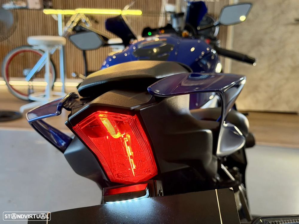 Yamaha YZF R7 - 26