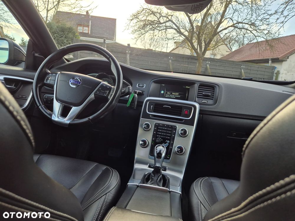 Volvo V60 D6 AWD Plug-in Hybrid R-Design Momentum - 7