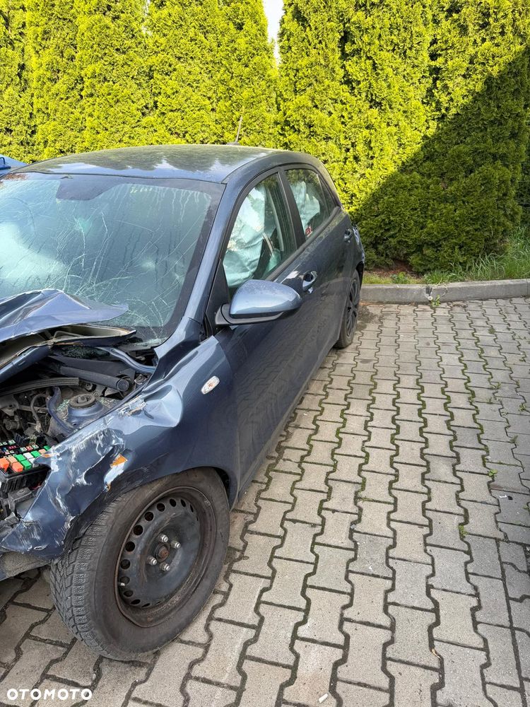 Kia Rio 1.2 L - 3