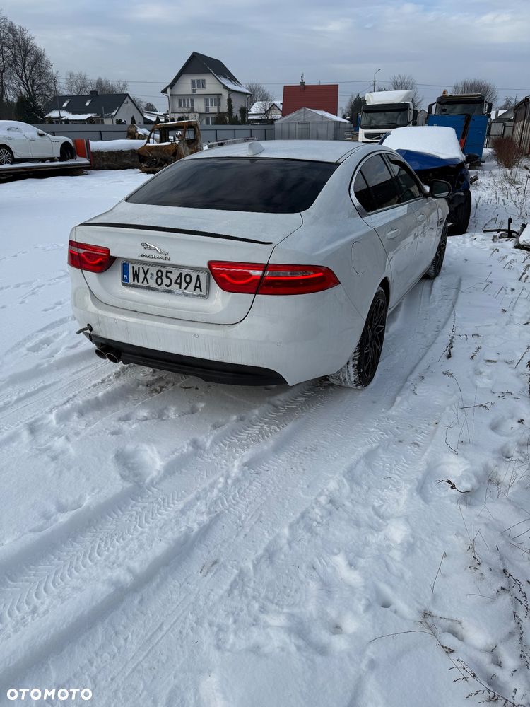 Jaguar XE 2.0 D Prestige - 3