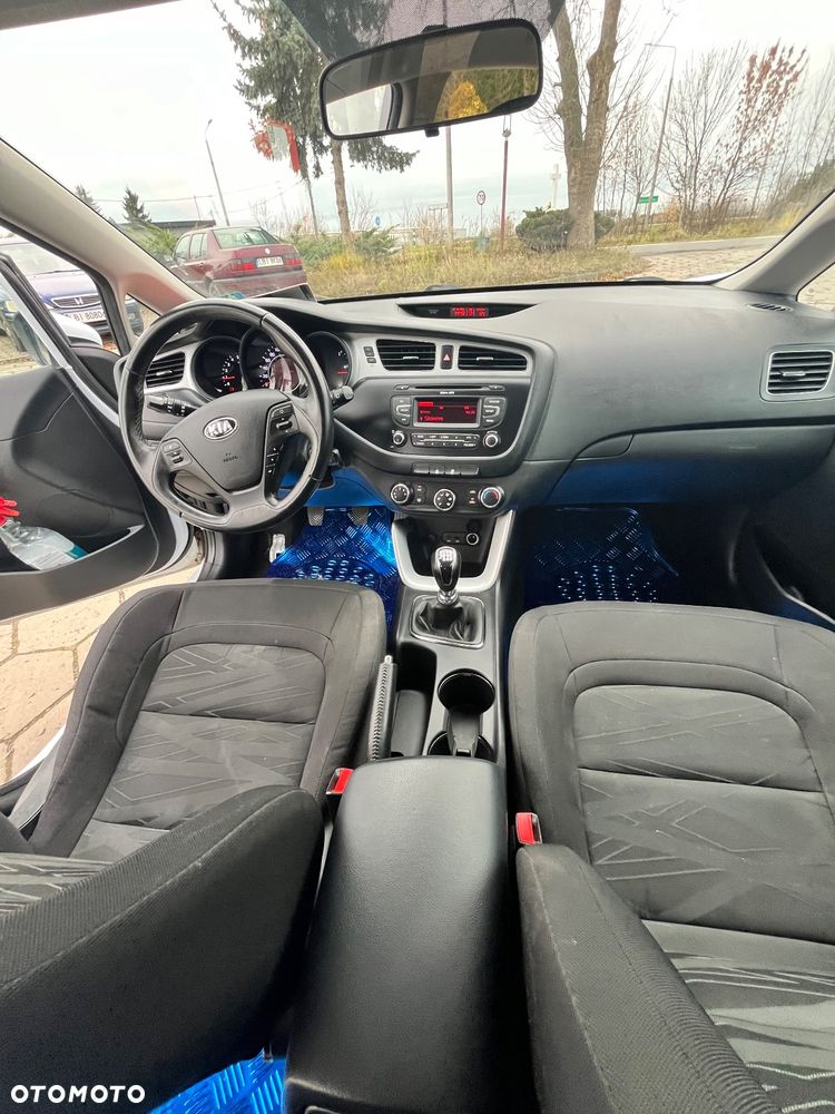 Kia Ceed 1.6 CRDi 128 ISG SW Vision - 11