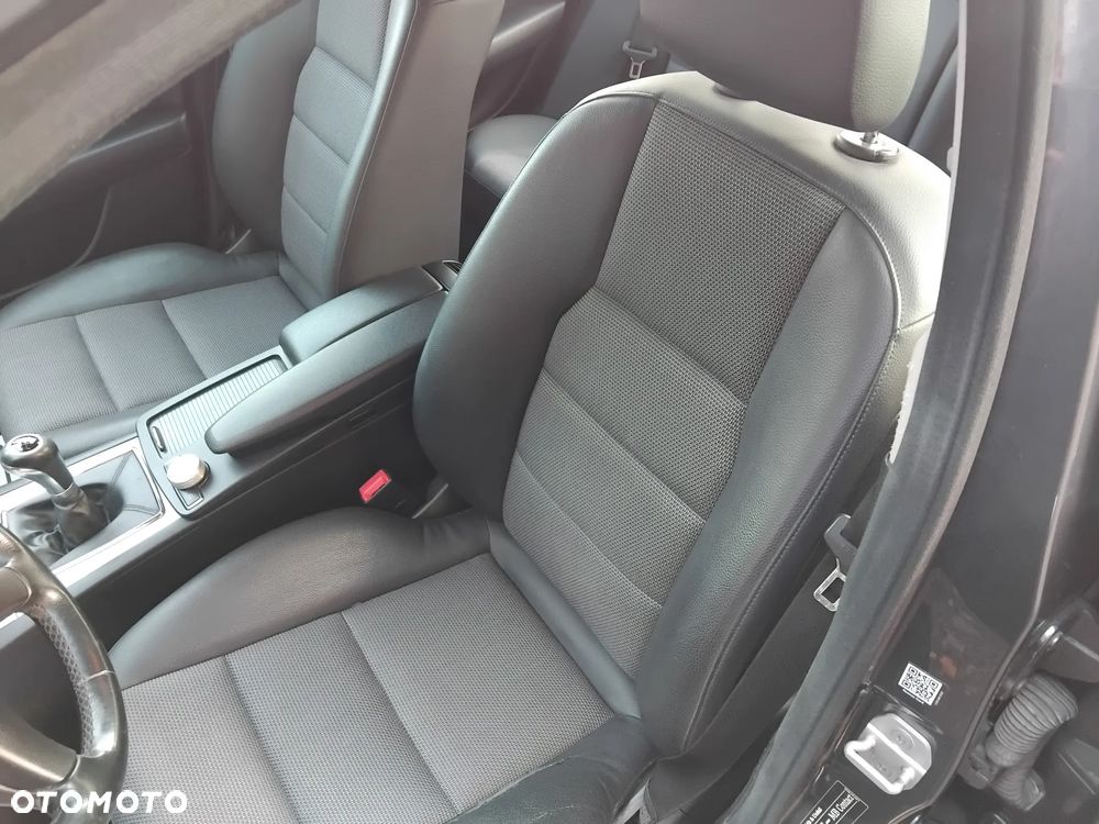 Mercedes-Benz Klasa C 200 CGI BlueEFFICIENCY Avantgarde - 9