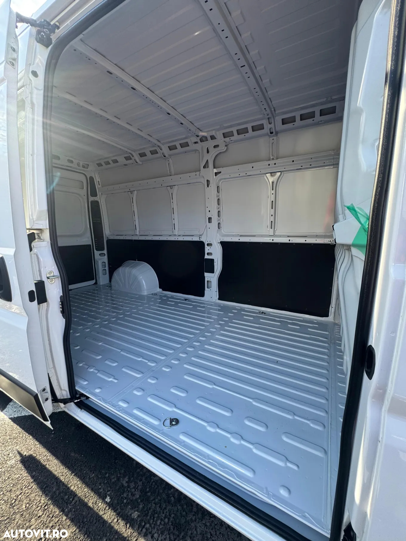 Peugeot Boxer 335 L3H2 13m3 2.2 BlueHDi 140cp - 8
