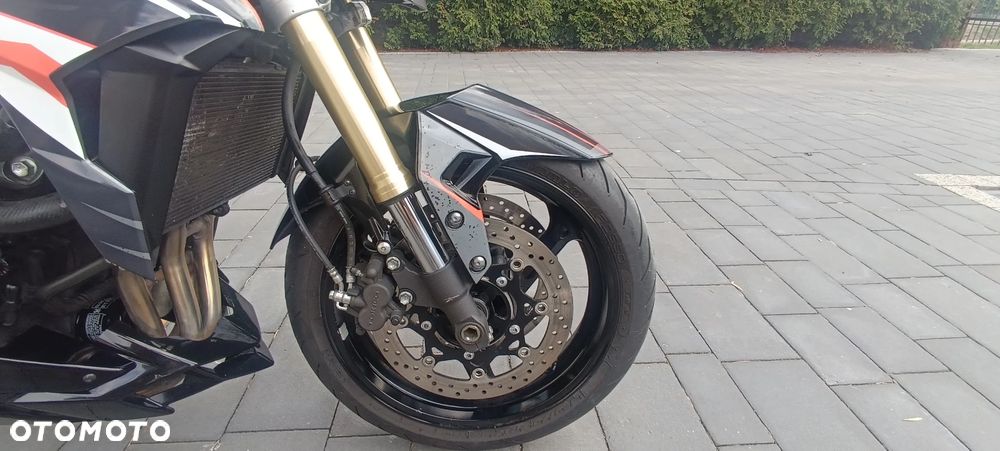 Suzuki GSR - 11