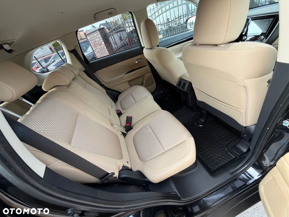 Mitsubishi Outlander 2.0 Intense + Navi 4WD CVT - 32