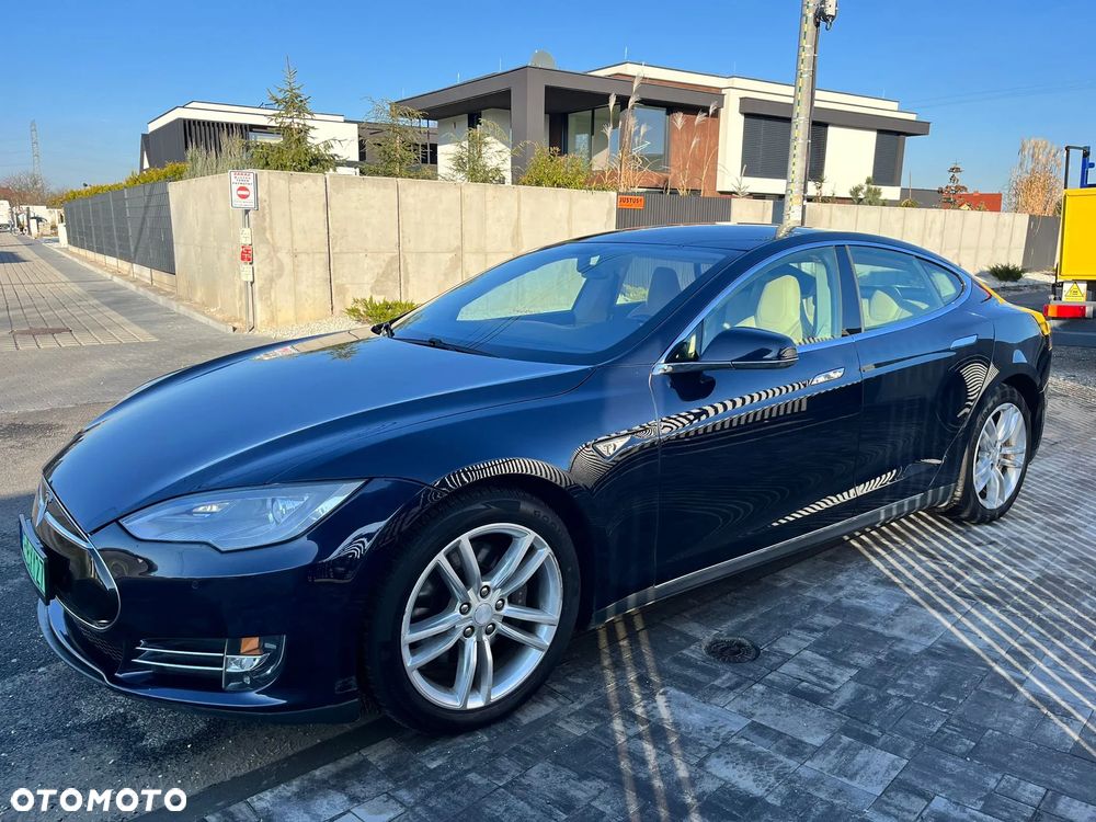 Tesla Model S - 3