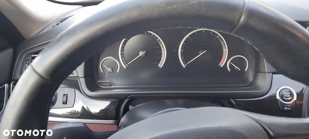 BMW Seria 5 520d xDrive - 13