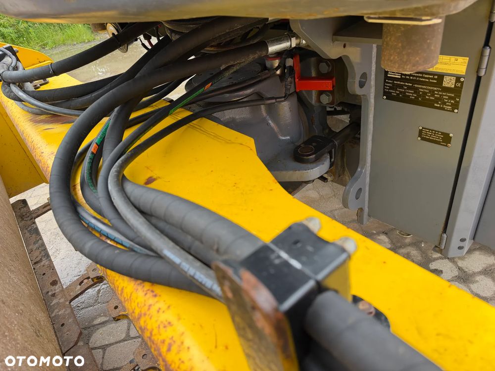 Atlas Copco DYNAPAC CA3500D Walec Drogowy Terenowy Guma-Stal. 12 ton. Import Norwegia 2015rok. Maszyna w pięknym stanie! Wentylacja Klima. Serwisy w Dekra AKTUALNE. Zero zniszczeń IGŁA Po serwisach eksploatacyjnych w Norwegii. Walec z Upadłości od pierwszego właściciela. Posiada system przeciwpożarowy! Obrotowy fotel wraz ze sterowaniem. Gniazdo 230volt. Dokumenty Dekra! Silnik Cummins 140Km. Nagłośnienie radio na pilot! Usb. Zero luzów i wycieków! - 28