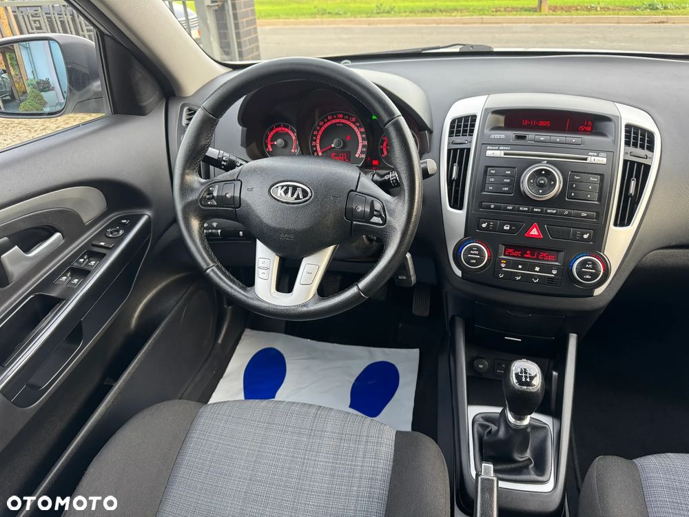 Kia Ceed 1.6 CVVT SW Dream-Team Edition - 17
